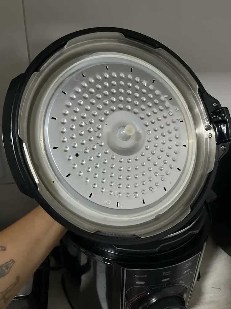 foto de Panela De Pressão Philco Ppp02pi Inox 5l 900w Preta Cor Preto