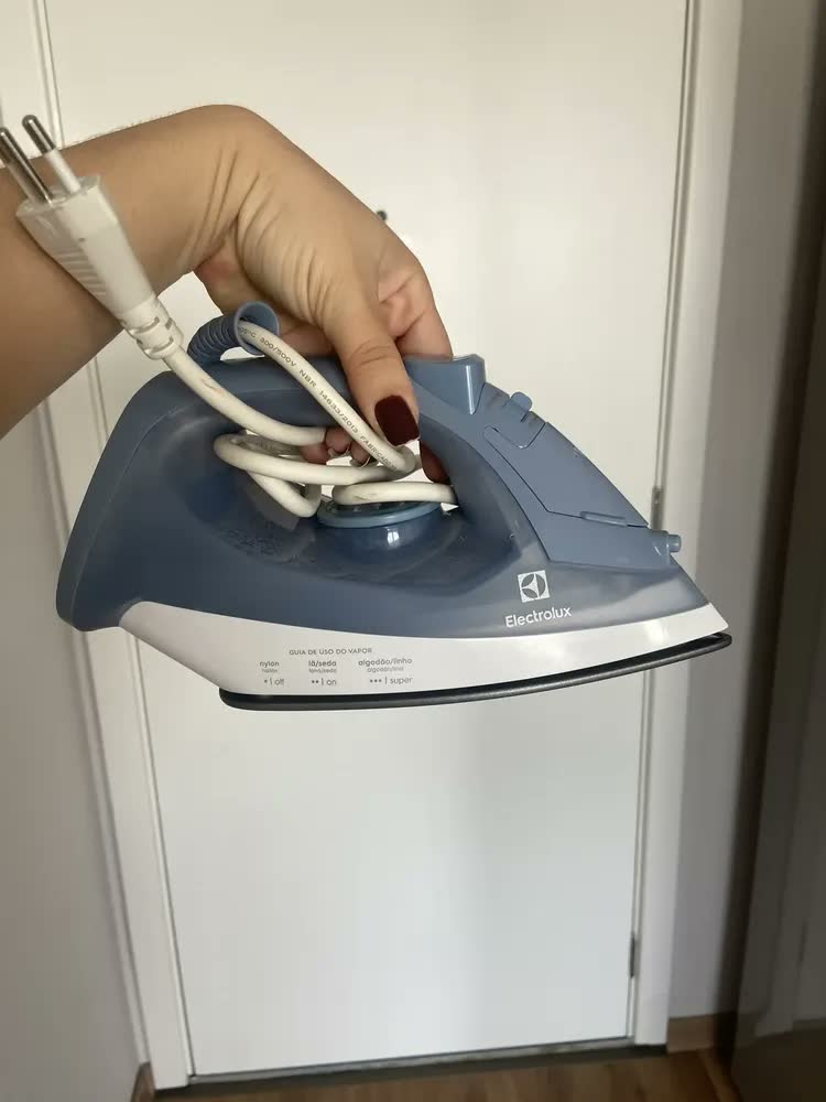 foto de Ferro de Passar Seco e Vapor Electrolux Efficient Base antiaderente Vapor Vertical Extra 1200W de Potência Cabo 1,35m ESI10