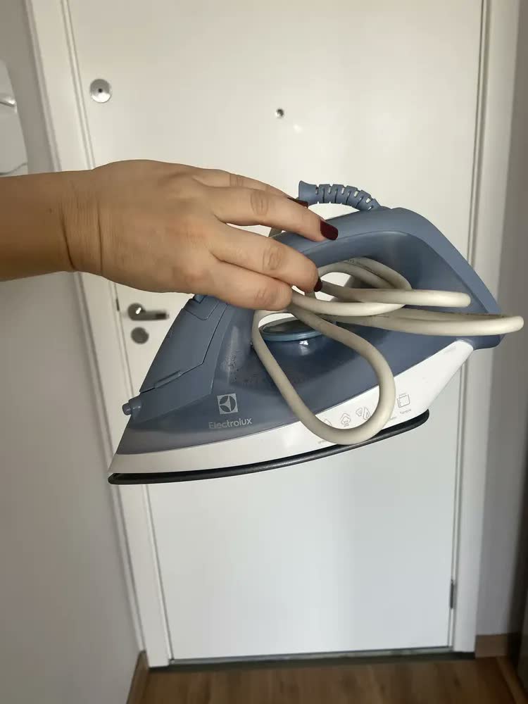 foto de Ferro de Passar Seco e Vapor Electrolux Efficient Base antiaderente Vapor Vertical Extra 1200W de Potência Cabo 1,35m ESI10