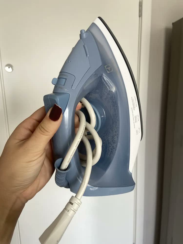 foto de Ferro de Passar Seco e Vapor Electrolux Efficient Base antiaderente Vapor Vertical Extra 1200W de Potência Cabo 1,35m ESI10