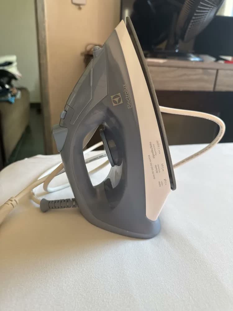 foto de Ferro de Passar Seco e Vapor Electrolux Efficient Base antiaderente Vapor Vertical Extra 1200W de Potência Cabo 1,35m ESI10
