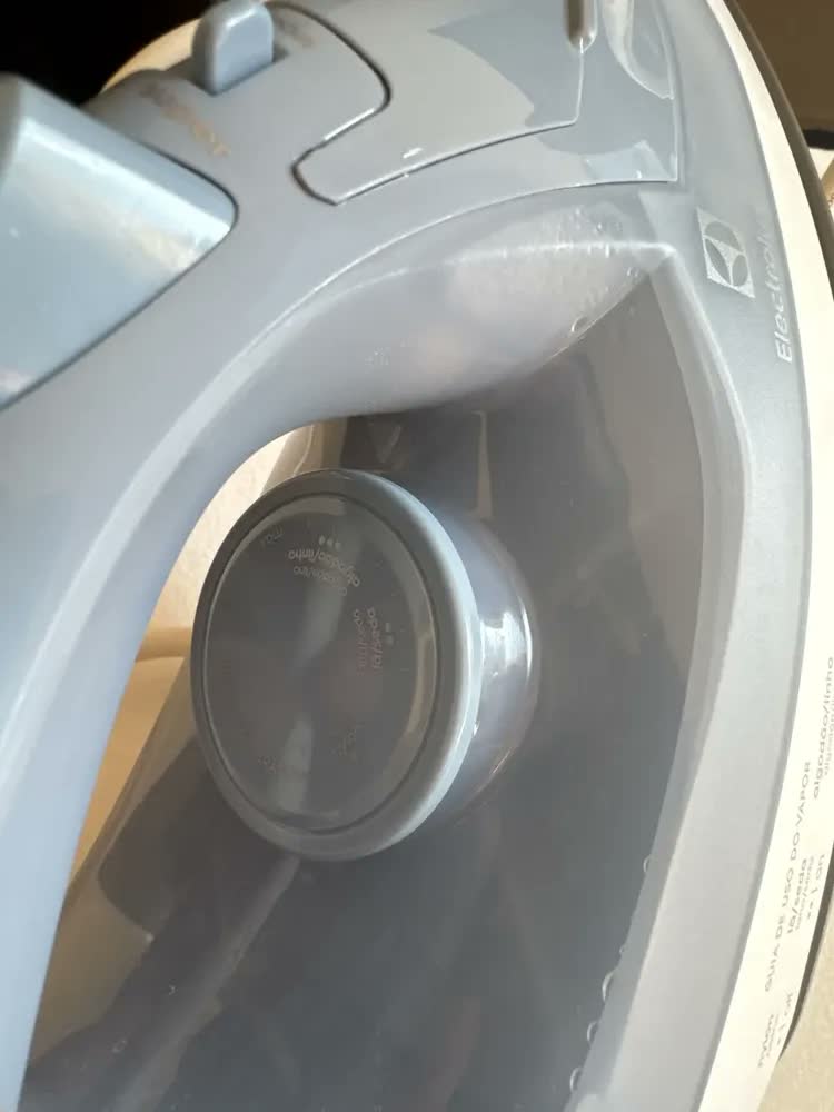 foto de Ferro de Passar Seco e Vapor Electrolux Efficient Base antiaderente Vapor Vertical Extra 1200W de Potência Cabo 1,35m ESI10