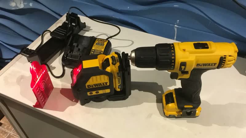 foto de Kit Ferramentas com Furadeira Dcd716 Nivel Dce088 12v e Acessórios
