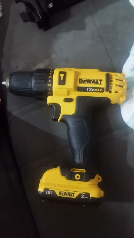 foto de Kit Ferramentas com Furadeira Dcd716 Nivel Dce088 12v e Acessórios