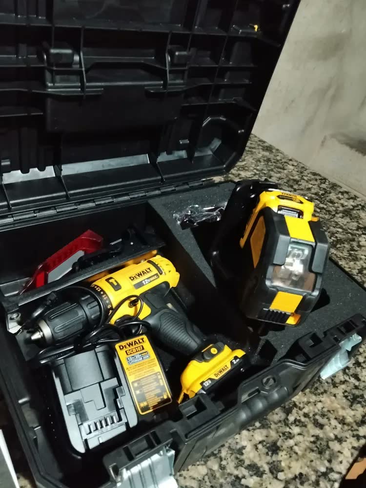 foto de Kit Ferramentas com Furadeira Dcd716 Nivel Dce088 12v e Acessórios