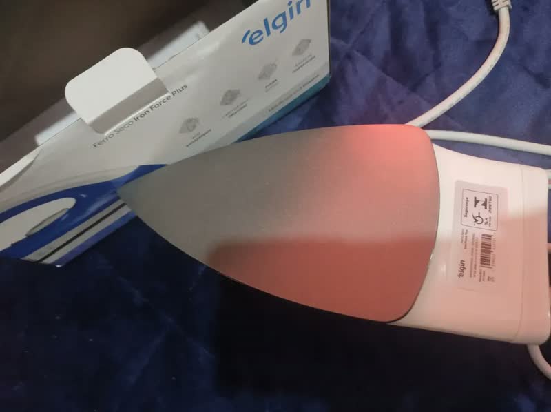 foto de Ferro Passar Roupas Seco Antiaderente Iron Force Elgin Branco