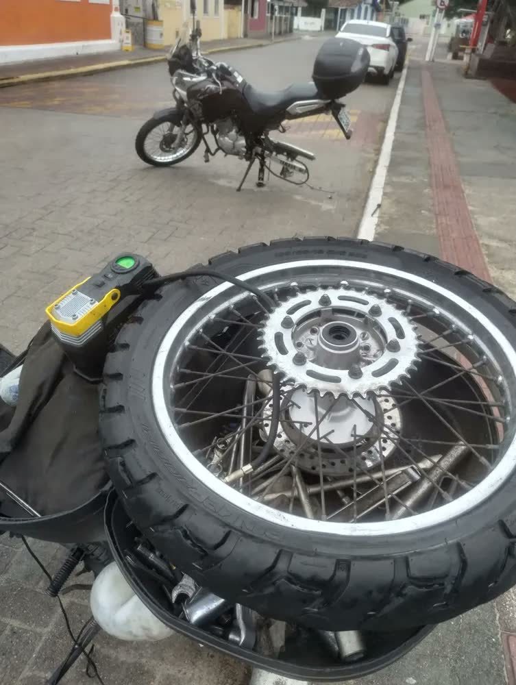 foto de Compressor de ar elétrico portátil Vonder Hobby CAV 120 0.163hp