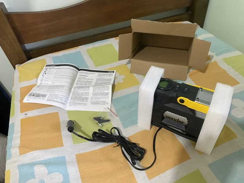 foto de Compressor de ar elétrico portátil Vonder Hobby CAV 120 0.163hp