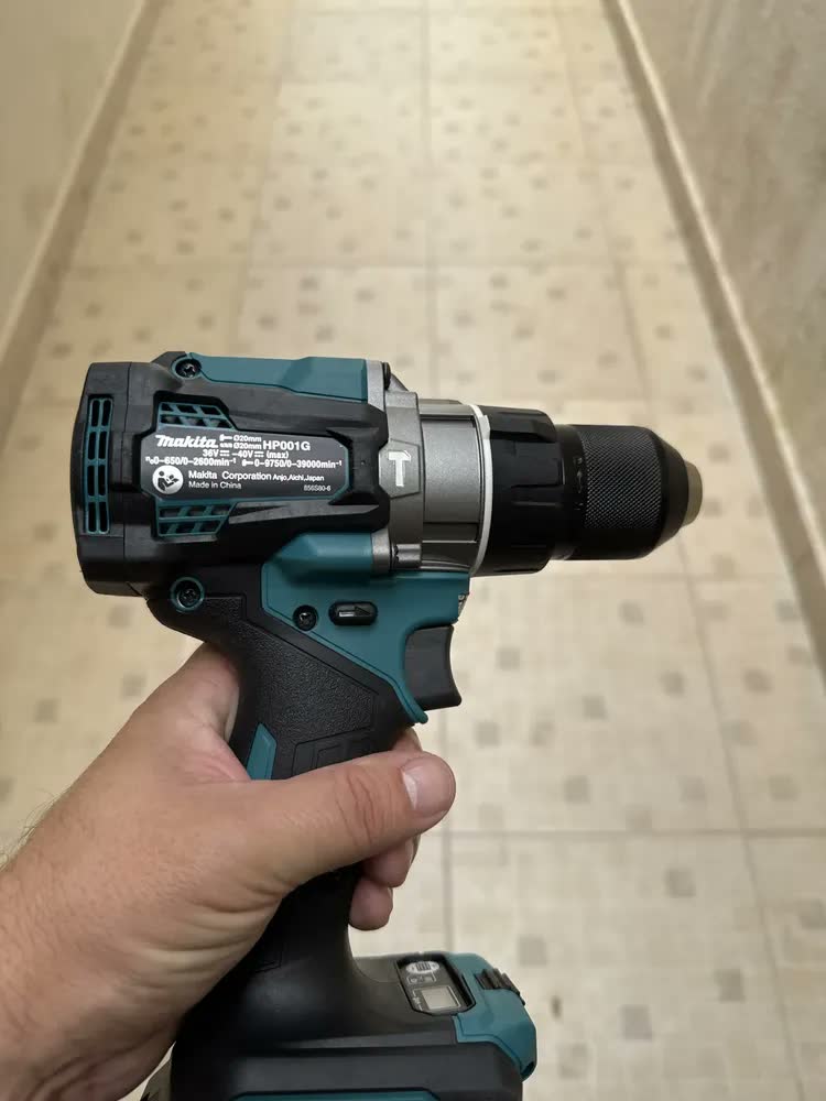 foto de Furadeira martelete parafusadeira sem fio de 12mm Makita HP001GZ SEM BATERIA