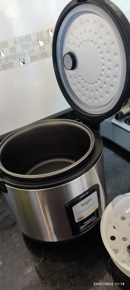 foto de Panela Elétrica De Arroz A Vapor 400w 5 Xícaras Ou 1l Elgin Cor Cinza/Preto
