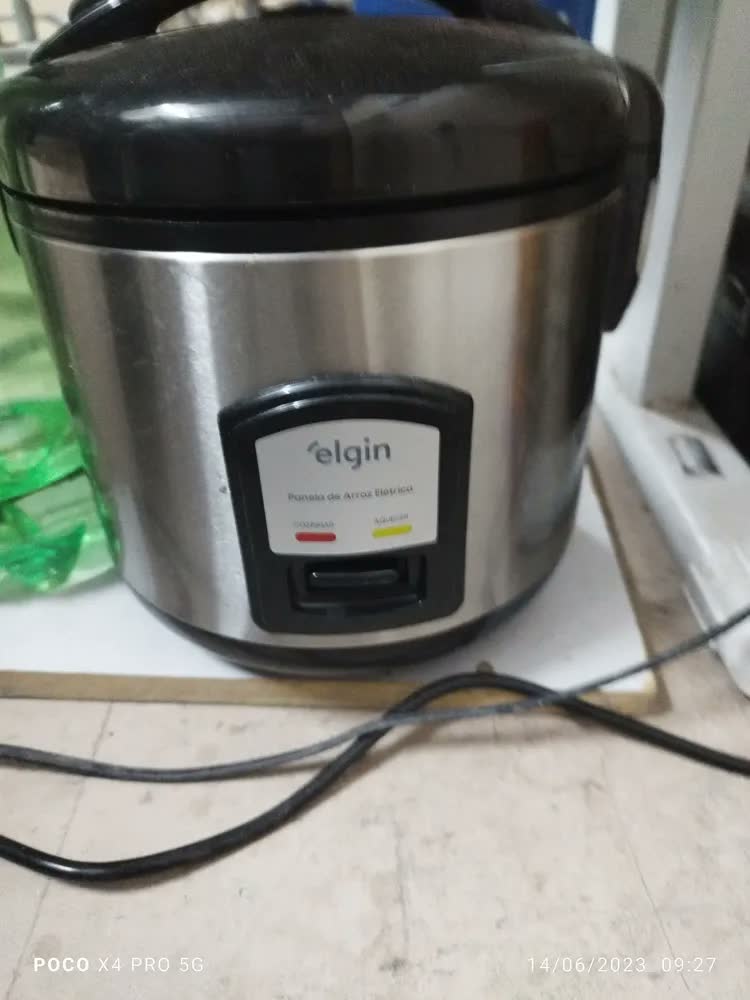 foto de Panela Elétrica De Arroz A Vapor 400w 5 Xícaras Ou 1l Elgin Cor Cinza/Preto