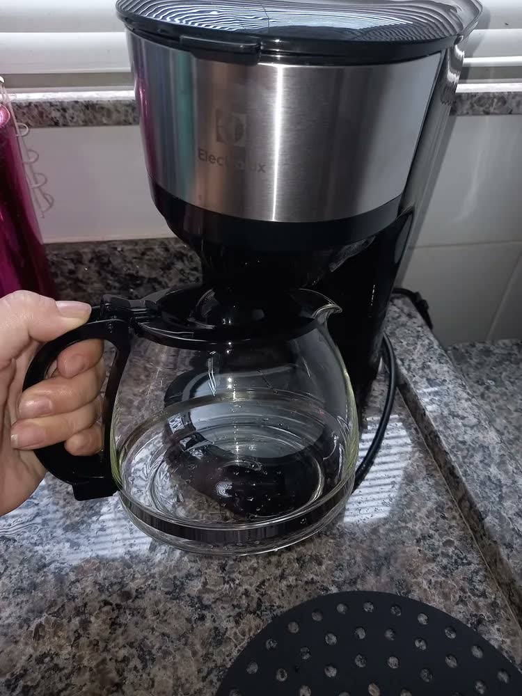 foto de Cafeteira Elétrica ECM20 30 Xícaras Efficient Função Manter Aquecido Cor Inox Preta Electrolux