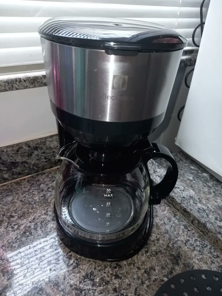 foto de Cafeteira Elétrica ECM20 30 Xícaras Efficient Função Manter Aquecido Cor Inox Preta Electrolux