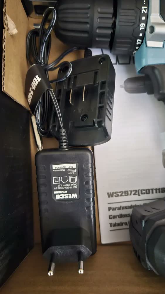 foto de Parafusadeira Furadeira Wesco WS2972 18V Bateria Li-ion 750rpm