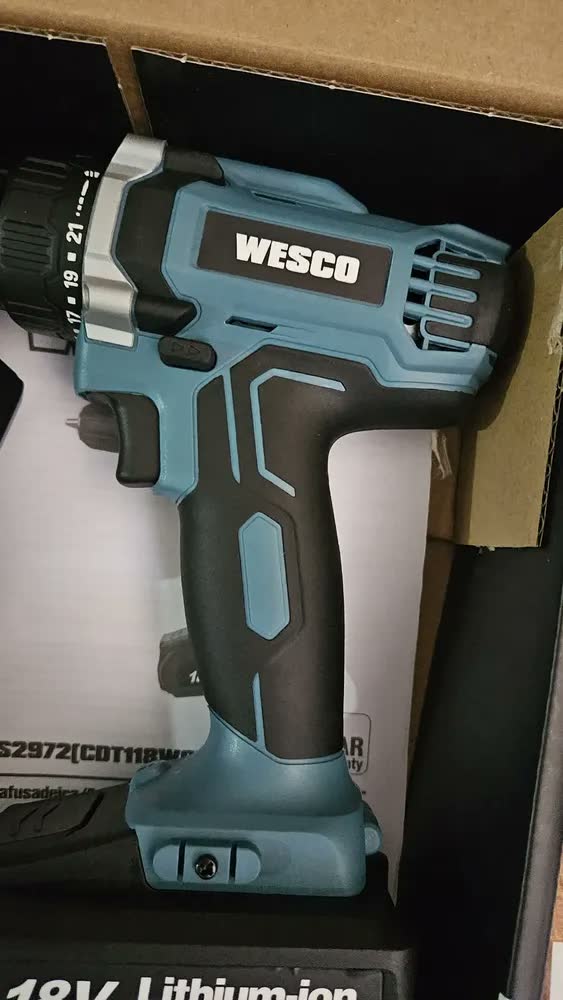 foto de Parafusadeira Furadeira Wesco WS2972 18V Bateria Li-ion 750rpm