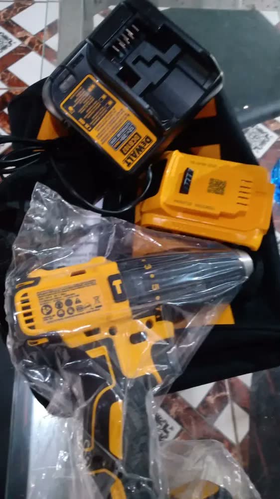 foto de Parafusadeira e Furadeira de Impacto 13mm 20V DEWALT DCD7781D1 Com Bateria, Carregador e Bolsa