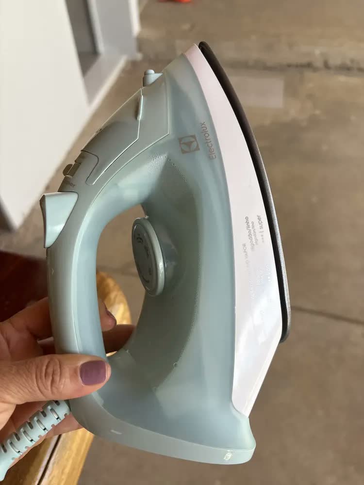 foto de Ferro de Passar Seco/Vapor Electrolux Efficient Base antiaderente Vapor Vertical Extra 1200W ESI11