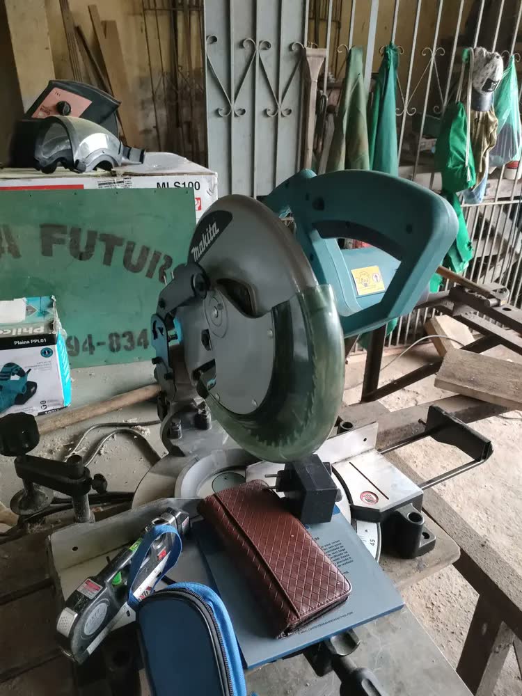 foto de Serra meia esquadria 10polegadas 1500w Mls100 Makita