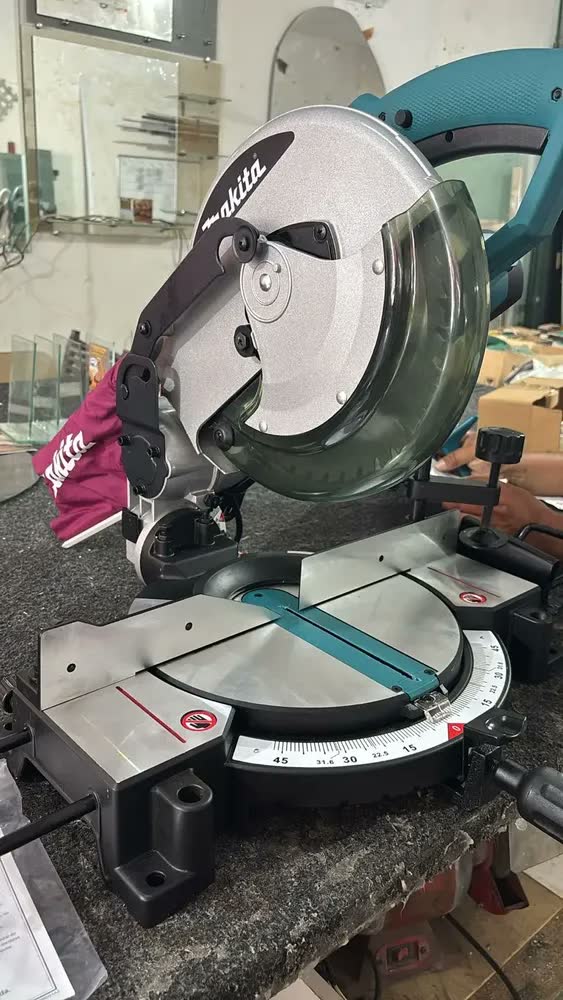 foto de Serra meia esquadria 10polegadas 1500w Mls100 Makita