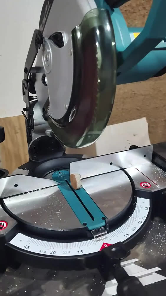 foto de Serra meia esquadria 10polegadas 1500w Mls100 Makita
