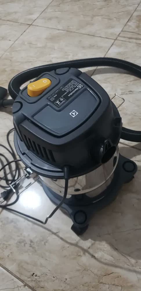 foto de ASPIRADOR DE PÓ E ÁGUA ELECTROLUX EM INOX 12L 127V GT12I