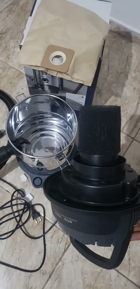 foto de ASPIRADOR DE PÓ E ÁGUA ELECTROLUX EM INOX 12L 127V GT12I