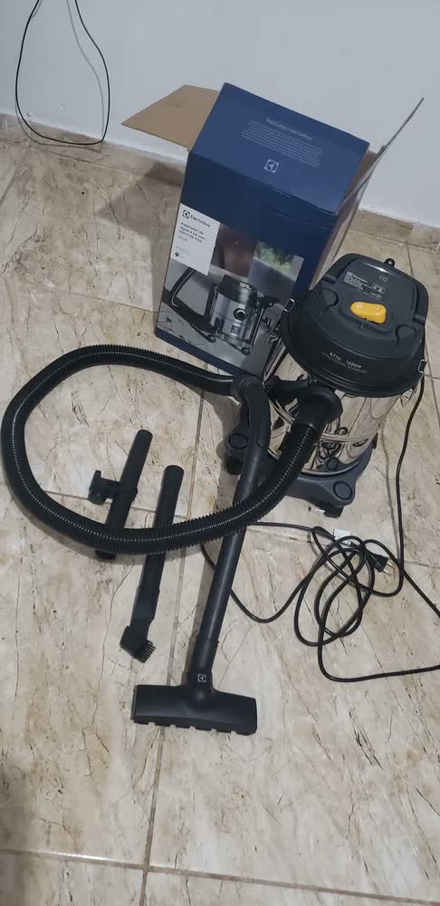 foto de ASPIRADOR DE PÓ E ÁGUA ELECTROLUX EM INOX 12L 127V GT12I