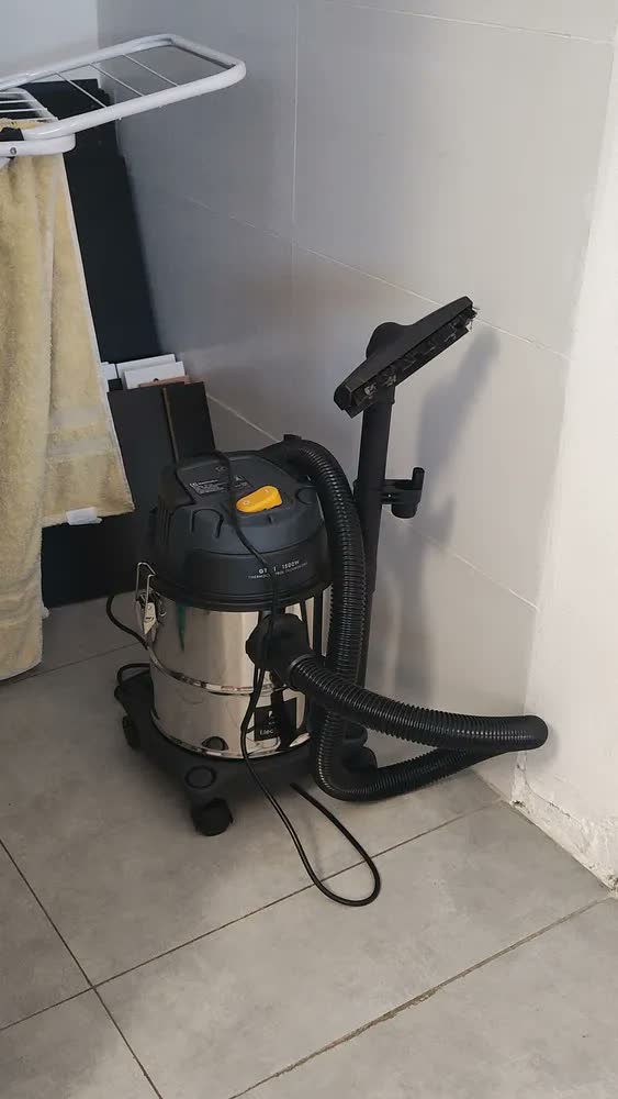 foto de ASPIRADOR DE PÓ E ÁGUA ELECTROLUX EM INOX 12L 127V GT12I