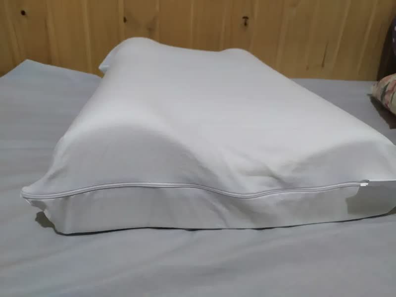 foto de Travesseiro Nasa Cervical capa repelente a líquidos com zíper alinhar a postura 200 Fios Viva Conforto