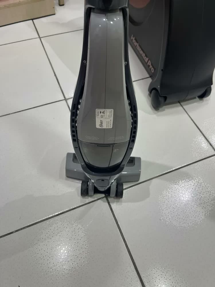 foto de Aspirador Pó Vertical Sem Fio Oster White Duo Clean 2 Em 1 Cor Branco Bateria
