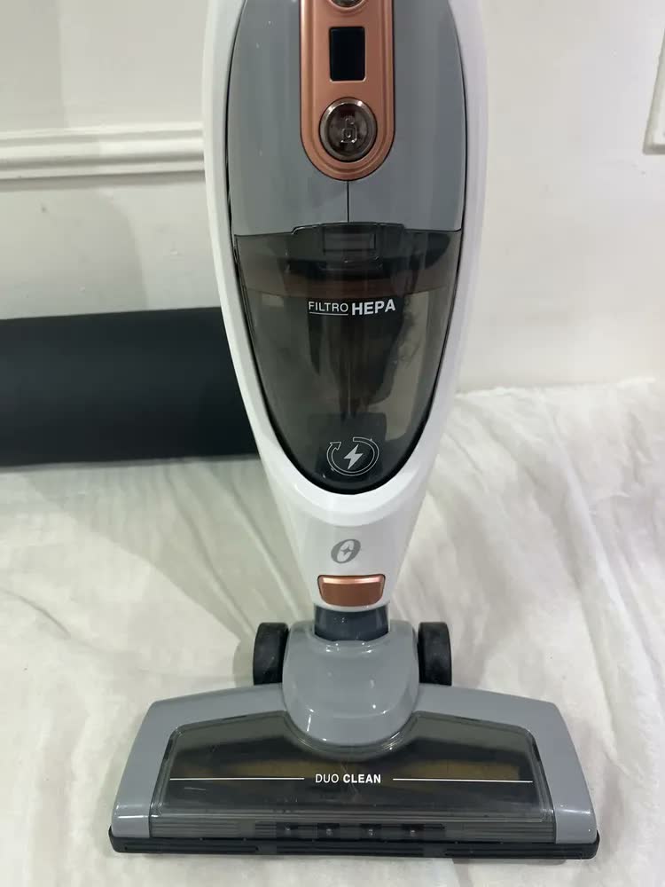 foto de Aspirador Pó Vertical Sem Fio Oster White Duo Clean 2 Em 1 Cor Branco Bateria