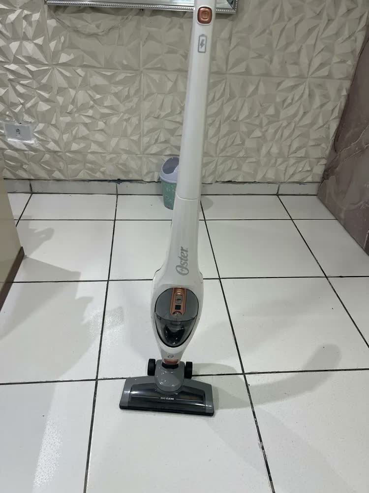 foto de Aspirador Pó Vertical Sem Fio Oster White Duo Clean 2 Em 1 Cor Branco Bateria