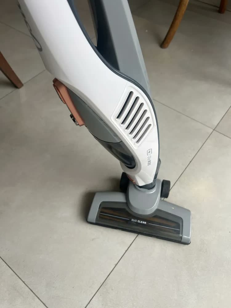 foto de Aspirador Pó Vertical Sem Fio Oster White Duo Clean 2 Em 1 Cor Branco Bateria