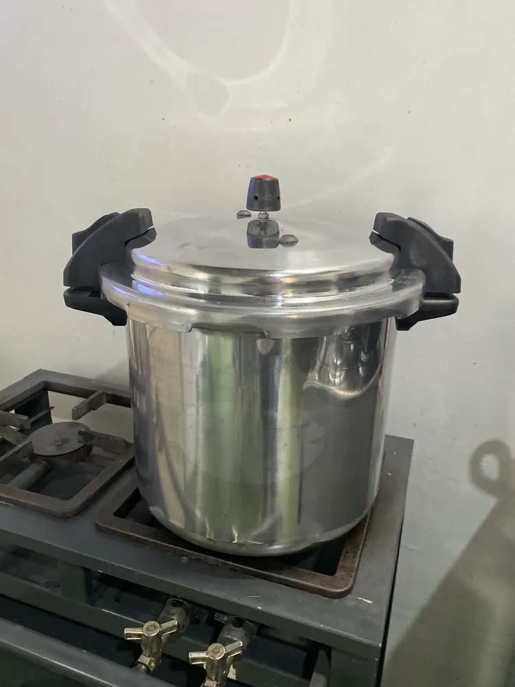 foto de Panela De Pressão Fechamento Externo Profissional 20L Nacional