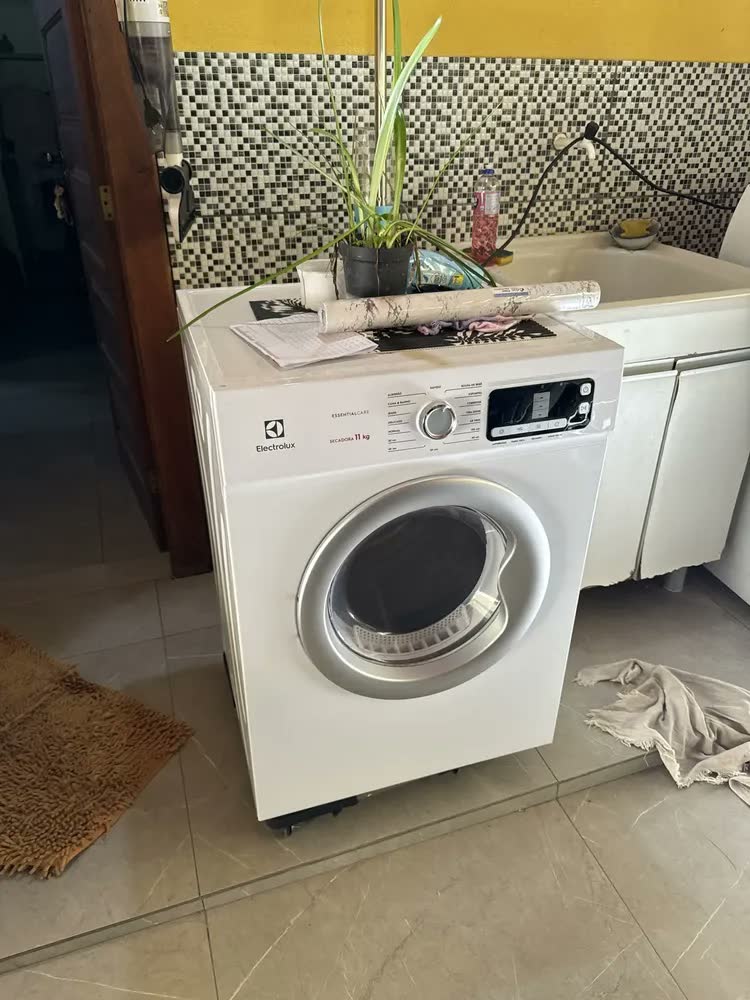 foto de Secadora de Roupas Electrolux 11Kg Cor Inox Essential Care com Função Antirrugas STH11