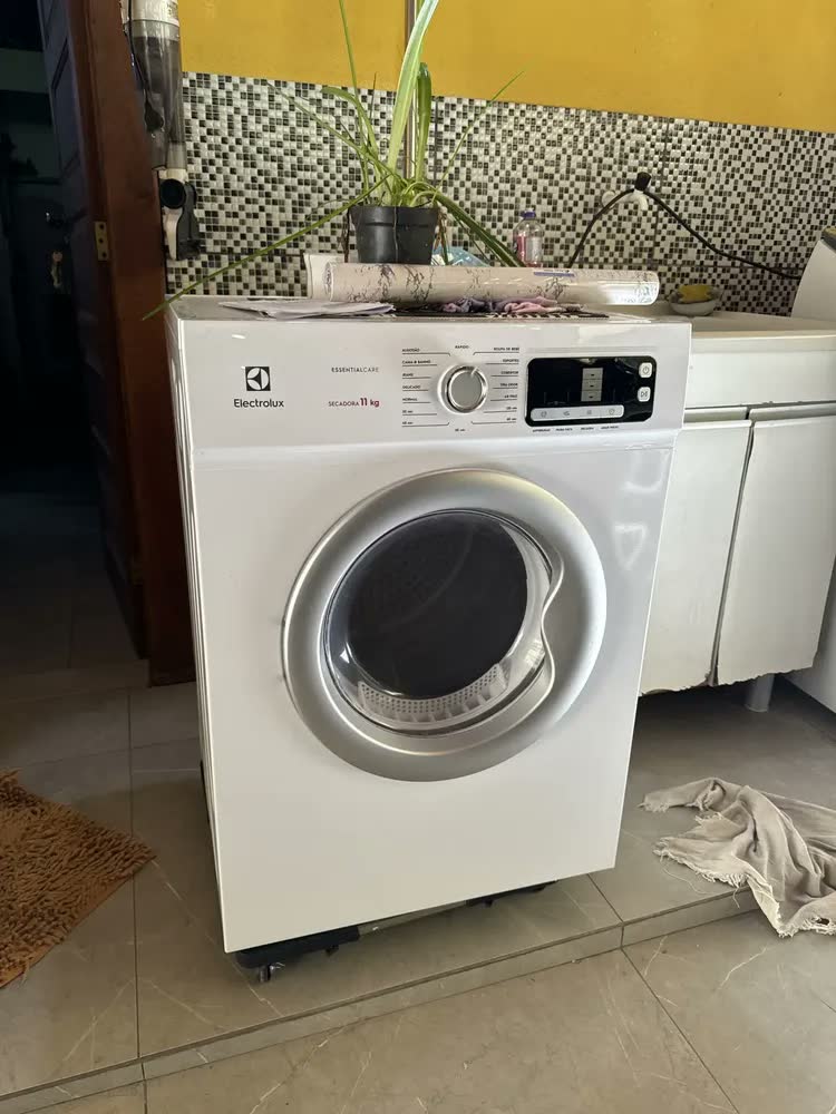 foto de Secadora de Roupas Electrolux 11Kg Cor Inox Essential Care com Função Antirrugas STH11