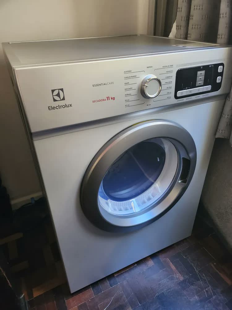 foto de Secadora de Roupas Electrolux 11Kg Cor Inox Essential Care com Função Antirrugas STH11