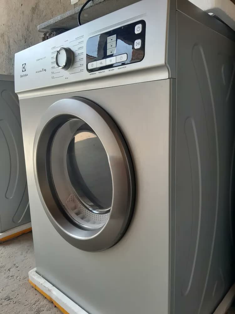 foto de Secadora de Roupas Electrolux 11Kg Cor Inox Essential Care com Função Antirrugas STH11