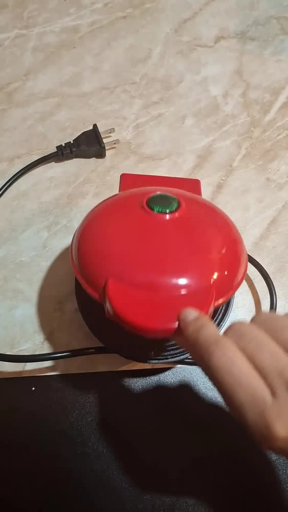 foto de Mini Máquina De Waffle Elétrica Antiaderente Vermelho 127/220v