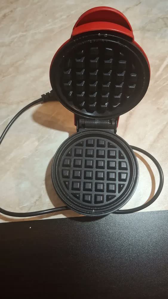 foto de Mini Máquina De Waffle Elétrica Antiaderente Vermelho 127/220v