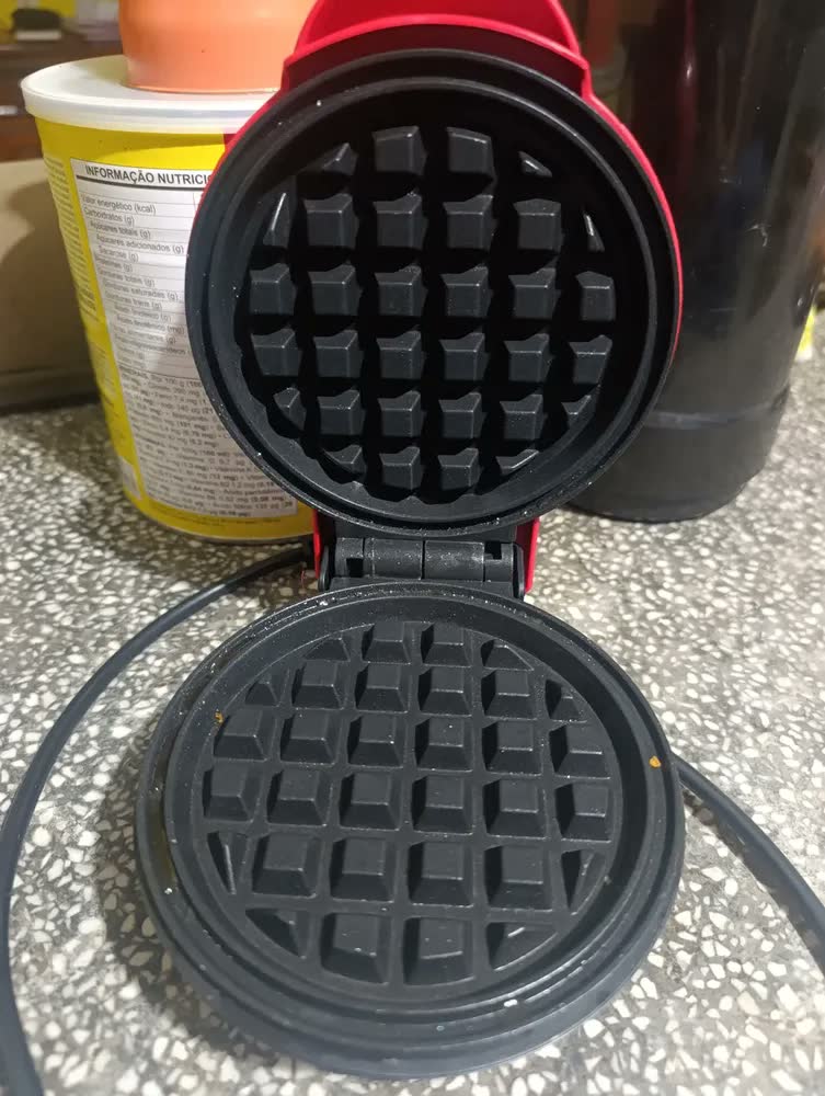 foto de Mini Máquina De Waffle Elétrica Antiaderente Vermelho 127/220v
