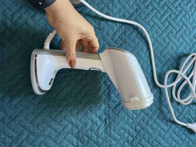 foto de Ferro Vaporizador Portátil e Dobrável 3 em 1 Black Decker BDV3000