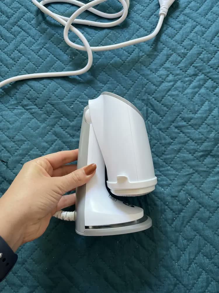 foto de Ferro Vaporizador Portátil e Dobrável 3 em 1 Black Decker BDV3000
