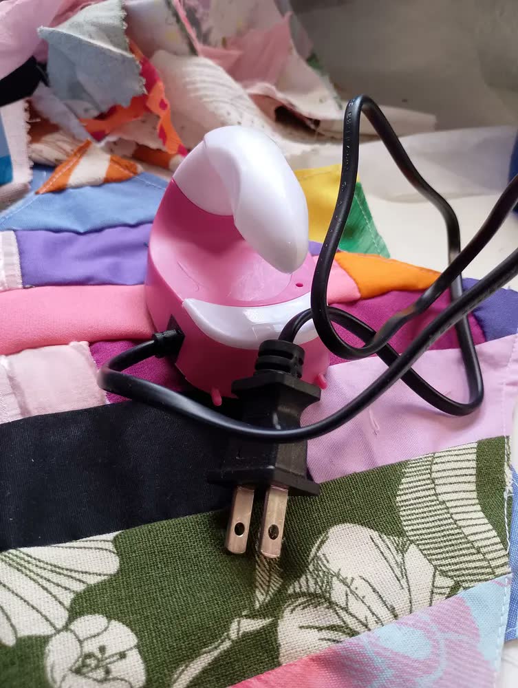 foto de Mini Ferro De Passar Elétrico Portátil Manual 127/220v