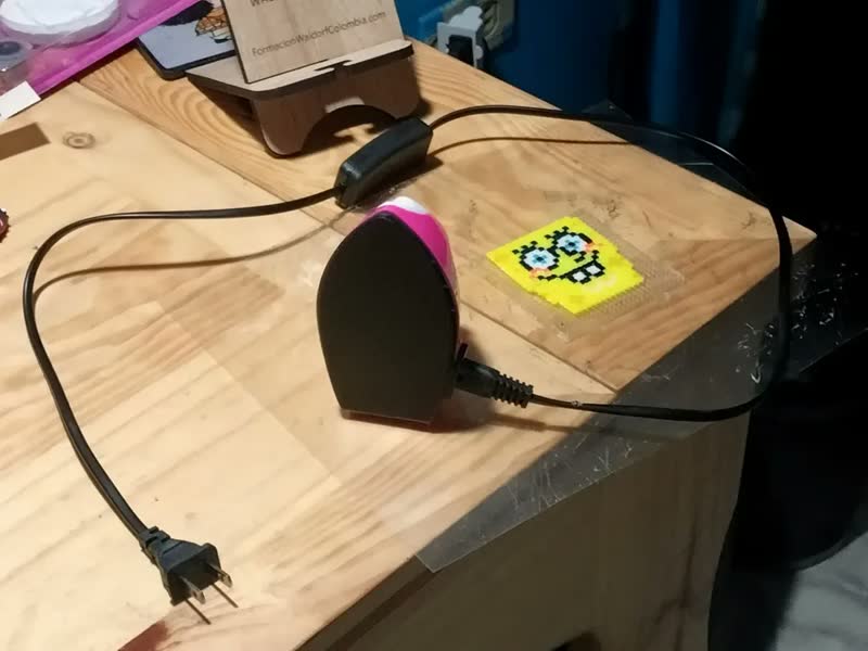 foto de Mini Ferro De Passar Elétrico Portátil Manual 127/220v