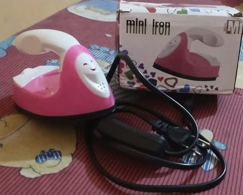 foto de Mini Ferro De Passar Elétrico Portátil Manual 127/220v