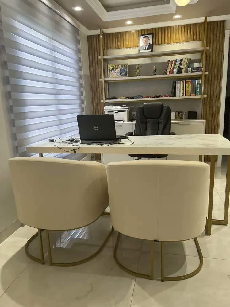 foto de Poltrona Sala Decorativa Orgânica Base Giratória Linho Bege Corano Nozes - D'Rossi Stella