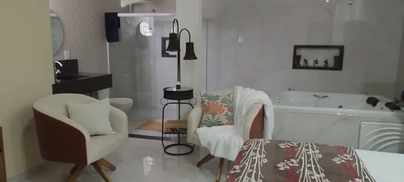 foto de Poltrona Sala Decorativa Orgânica Base Giratória Linho Bege Corano Nozes - D'Rossi Stella