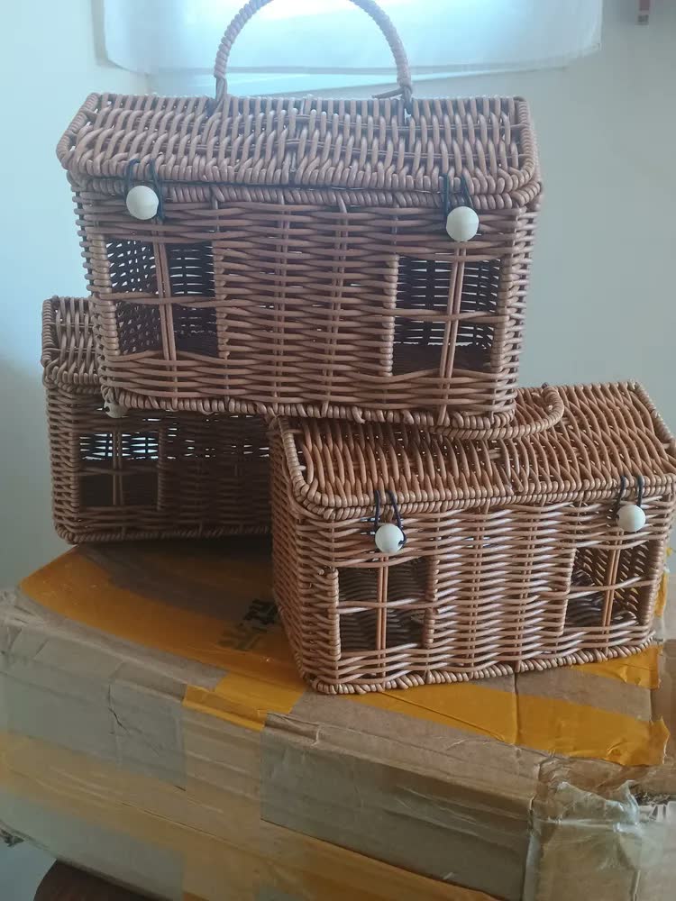 foto de Cesta Em Forma De Casa De Vime Com Tampa, Decorativa Tecida
