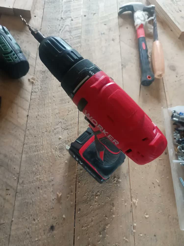 foto de Parafusadeira Furadeira Worker 12V Bivolt Com Kit 13 Peças LED